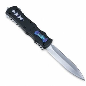 El número 2 salta hacia arriba con un cuchillo OTF